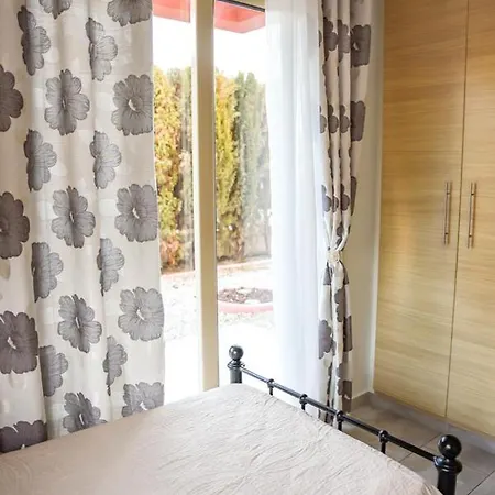 Beautiful Apartment Near The Sea And A Large Private Garden Paphos Exterior photo