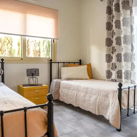 Beautiful Apartment Near The Sea And A Large Private Garden Paphos Exterior photo